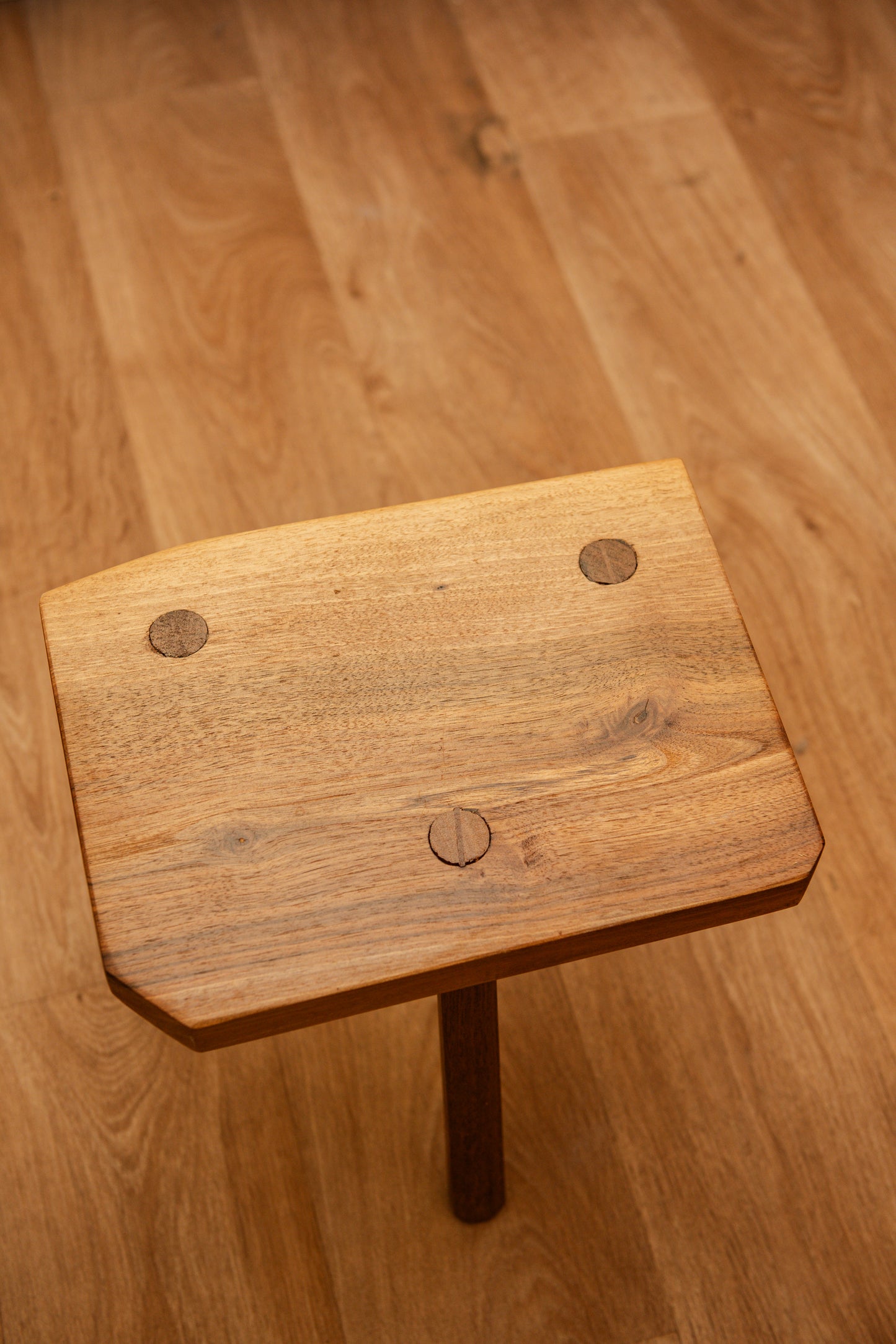 Tabouret tripode en bois