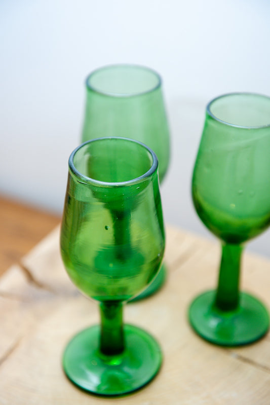 Verre à pieds syrien vert